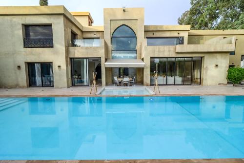 Bazén v ubytování Villa d'exception spa, sport & piscine nebo v jeho okolí