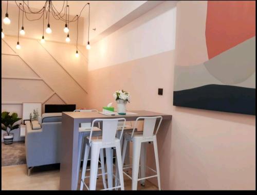 Χώρος καθιστικού στο REVO AURORA PLACE, Pavilion 2, 5 Minutes To AXIATA ARENA BUKIT JALIL FREE WIFI by De Harlequins Guesthouse