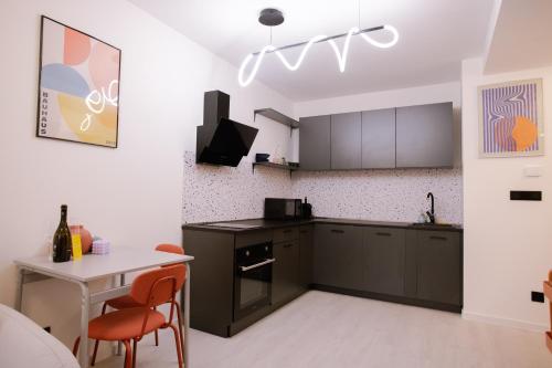 Kuchyňa alebo kuchynka v ubytovaní Krivoo Apartments I-Private Parking