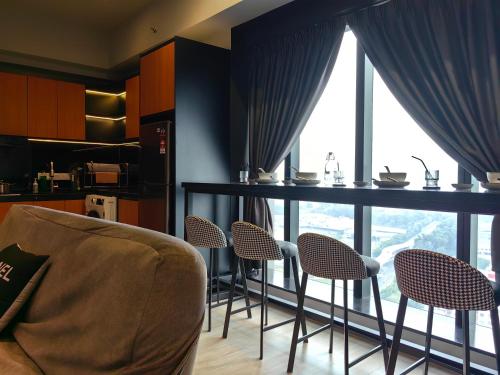 Η κουζίνα ή μικρή κουζίνα στο REVO AURORA PLACE, Pavilion 2, 5 Minutes To AXIATA ARENA BUKIT JALIL FREE WIFI by De Harlequins Guesthouse