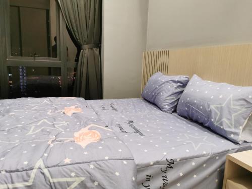 Ένα ή περισσότερα κρεβάτια σε δωμάτιο στο REVO AURORA PLACE, Pavilion 2, 5 Minutes To AXIATA ARENA BUKIT JALIL FREE WIFI by De Harlequins Guesthouse