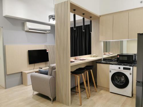 Η κουζίνα ή μικρή κουζίνα στο REVO AURORA PLACE, Pavilion 2, 5 Minutes To AXIATA ARENA BUKIT JALIL FREE WIFI by De Harlequins Guesthouse