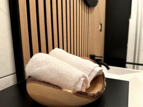 a wooden bowl with towels on top of it at Kellerstöckl - Zur Weinrebe 2 in Eisenberg an der Pinka