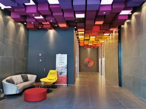 Χώρος καθιστικού στο REVO AURORA PLACE, Pavilion 2, 5 Minutes To AXIATA ARENA BUKIT JALIL FREE WIFI by De Harlequins Guesthouse