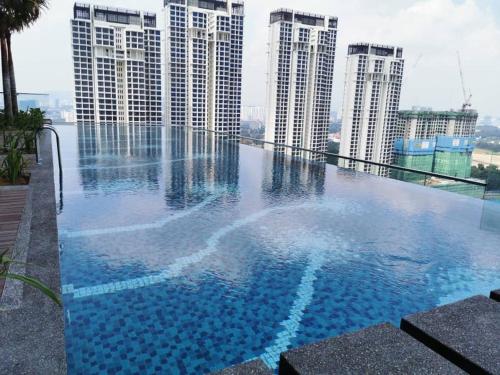 Πισίνα στο ή κοντά στο REVO AURORA PLACE, Pavilion 2, 5 Minutes To AXIATA ARENA BUKIT JALIL FREE WIFI by De Harlequins Guesthouse