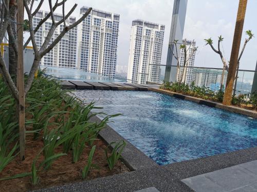 Πισίνα στο ή κοντά στο REVO AURORA PLACE, Pavilion 2, 5 Minutes To AXIATA ARENA BUKIT JALIL FREE WIFI by De Harlequins Guesthouse