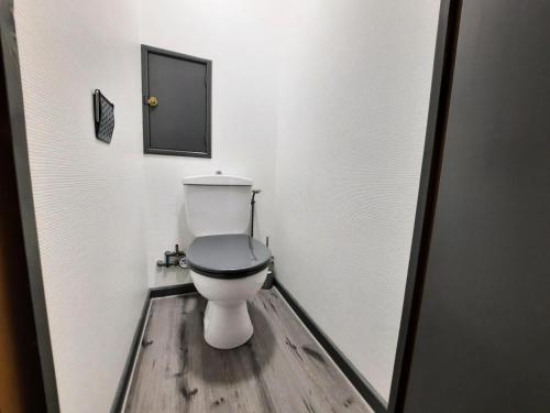 La salle de bains est pourvue de toilettes et de parquet. dans l'établissement Résidence Caron - Beau 4 pièces duplex à Preyerand MAE-3794, aux Menuires
