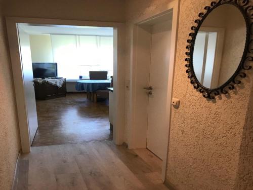 Μια τηλεόραση ή/και κέντρο ψυχαγωγίας στο Wohnung mit eigener Terrasse in Homberg