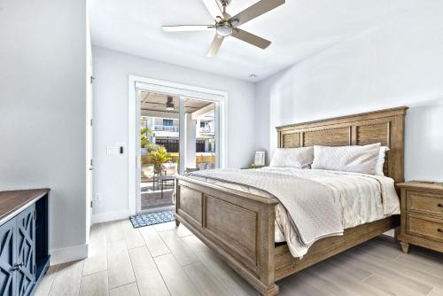 une chambre avec un lit et un ventilateur de plafond dans l'établissement Sunset Oasis - Luxury Pool Home - 350 Feet to the Beach, à New Smyrna Beach