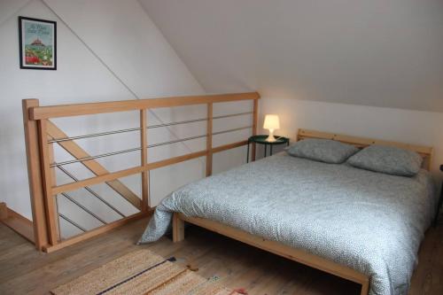 une chambre avec un lit dans une pièce dans l'établissement Villa avec Sauna & billard 6pers, à Blainville-sur-Mer