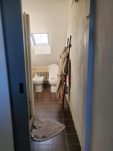 Un baño pequeño con inodoro y lavabo. en Casa 2112, en Sestola