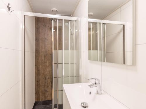 Bilik mandi di Thatched Group Home in Netherlands with Privacy