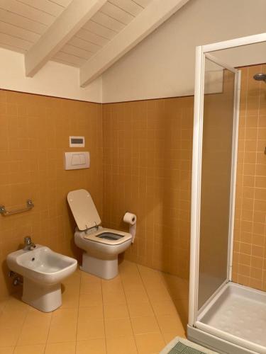 ノヴァーラにあるAlexis 3のトイレと洗面台付きのバスルーム