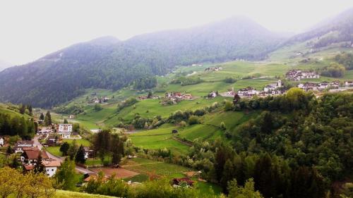 a small village on a green hillside with houses at Ferienwohnungen Auhaus in Martello