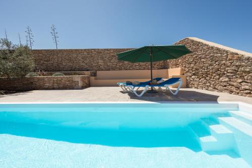 Bazén v ubytování Casa Marisa with Heated Pool & Garden nebo v jeho okolí