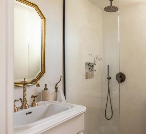 Ванная комната в Bozonos Slow Living Villa - Seaside Simplicity
