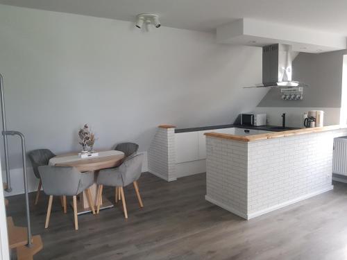 Η κουζίνα ή μικρή κουζίνα στο Ferienwohnung Canhusen