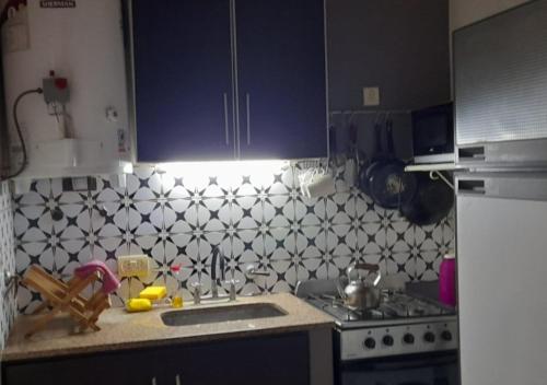 Una cocina o zona de cocina en departamento