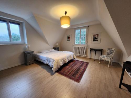 - une chambre avec un lit, une table et une fenêtre dans l'établissement Grande maison en bord de mer, à Concarneau