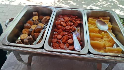 ein Tablett mit verschiedenen Arten von Lebensmitteln auf einem Tisch in der Unterkunft Chácara e Pousada Paraíso in Bom Jesus da Lapa