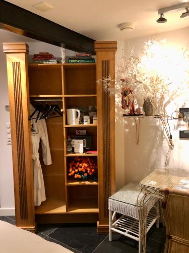 a room with a closet with wooden shelves at The Black Horse B&B & More in Drachten