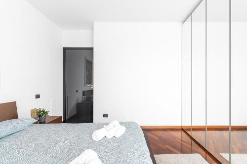 a bedroom with a bed with glass walls at ElleBnb Busto city - MXP - Rho fiera con Wifi e Netflix in Busto Arsizio