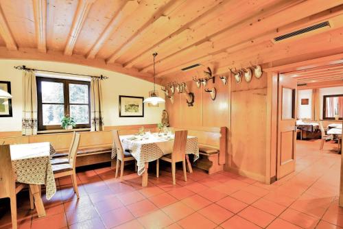 a dining room with a table and chairs at Berghotel zum Zirm in Collalbo