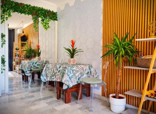 un restaurant avec une table, des chaises et des plantes dans l'établissement Nizza-Azur vue mer, à Nice