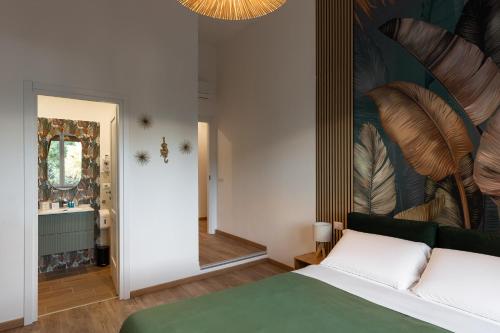 a bedroom with a bed with a painting of feathers at B&B Vitruvio Suites in Formia