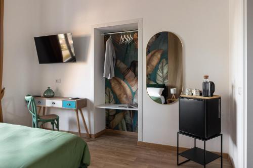 a bedroom with a bed and a mirror and a desk at B&B Vitruvio Suites in Formia