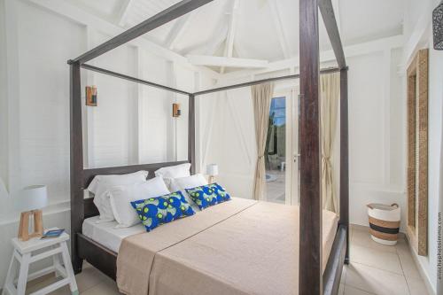 Postel nebo postele na pokoji v ubytování Villa spacieuse à Hyacinthe, Le Robert avec piscine privée