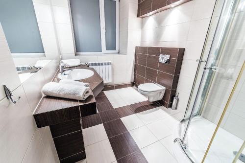 ラドムにあるHotel TMのバスルーム(トイレ、洗面台、シャワー付)