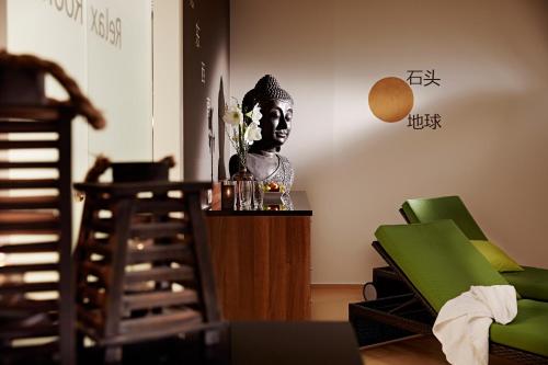 a room with a statue of a head on a table at Lindner Hotel Antwerp, part of JdV by Hyatt in Antwerp