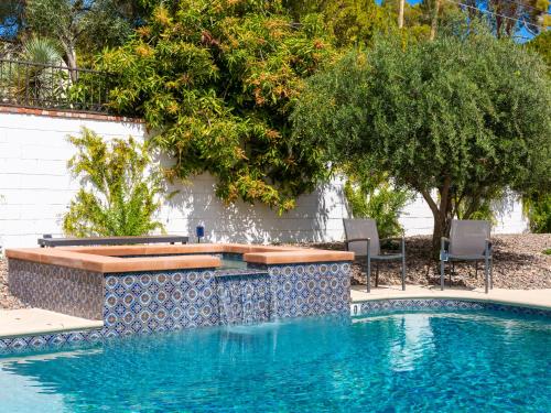 パーム・スプリングスにあるSan Jacinto Hacienda by Acme House Companyのスイミングプール(テーブル、椅子2脚付)