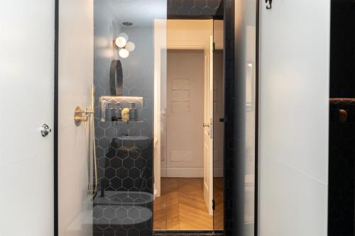 uma casa de banho com uma porta de vidro e um WC. em Terrazza segreta del Vaticano em Roma