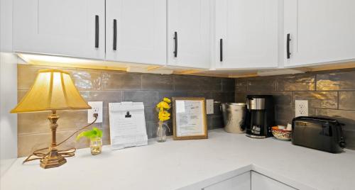 a kitchen counter with a lamp on a counter top at Tranquil Lakefront Villa - Perfect for Weekdays or Weekends in South Jonestown Hills