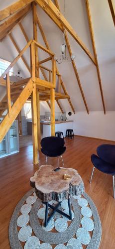 a room with two chairs and a table in a room at Cabañas Tricahue in El Manzano