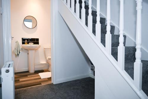 Ένα μπάνιο στο Spacious 3 Bed House - Walk to Metro - Free Parking, Sleeps 6 - Close to City Centre