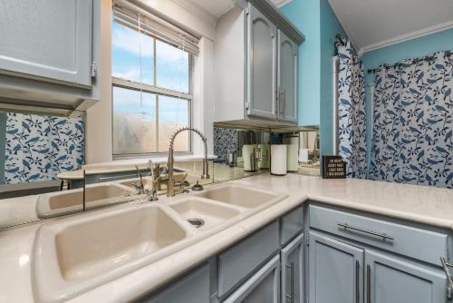 a kitchen with a sink and a window at Spacious 1-BR Midtown Houston Apt with King Bed & Free Parking in Houston