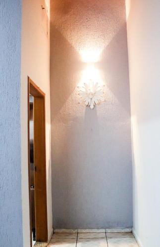 a light fixture on a wall in a hallway at Casa Caminho da fé a menos de 10 minutos da basílica in Potim