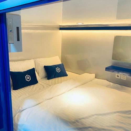 Ένα ή περισσότερα κρεβάτια σε δωμάτιο στο Rosalyne Sleepbox Denpasar Bali