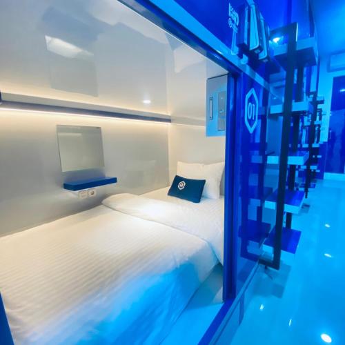 Ένα ή περισσότερα κρεβάτια σε δωμάτιο στο Rosalyne Sleepbox Denpasar Bali