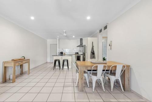 Kuchyň nebo kuchyňský kout v ubytování Oceanbreeze Apartment in Cairns North