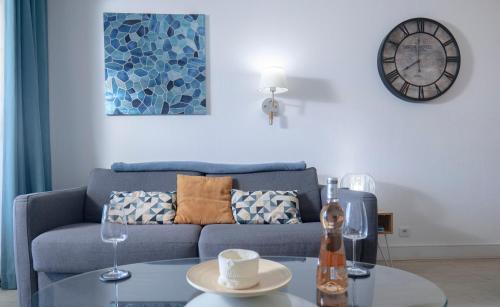 - un salon avec un canapé et une table avec des verres à vin dans l'établissement Le Panorama - Cannes Beach, à Cannes