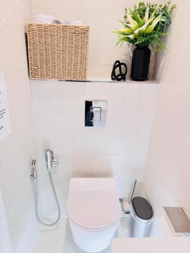 Chic Apartment E10 photo 33