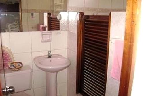 ein Badezimmer mit Waschbecken und Toilette in der Unterkunft Punta Sal, 1er piso frente al mar, lejos de rocas in La Bocana