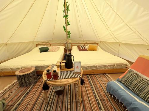 a room with two beds in a tent at 橘舍三食OrangeFarmerlife in Miaoli