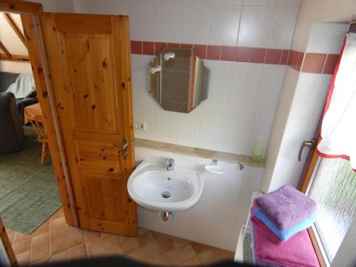 a small bathroom with a sink and a window at Ferienhaus in Sebnitz in Sebnitz