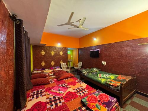 Postel nebo postele na pokoji v ubytování DANDELI NAKADI Home Stay