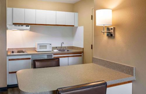 Cucina o angolo cottura di Extended Stay America Suites - Newark - Christiana - Wilmington